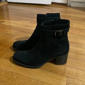 Beautiful La canadienne suede booties